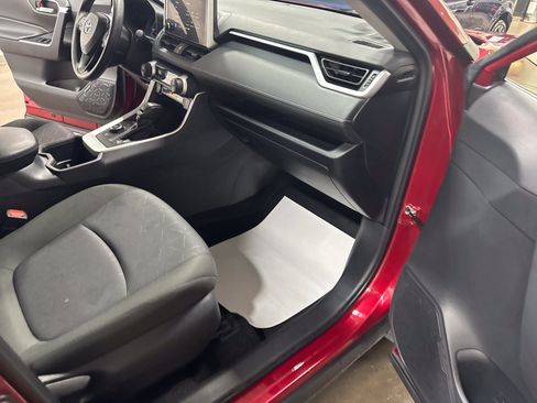 Used 2025 Toyota RAV4 XLE AWD/4WD image 28