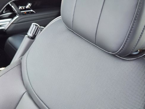 New 2025 Land Rover Range Rover Long Wheelbase SE image 10