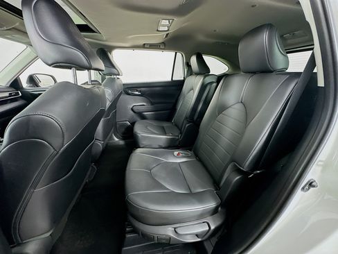 Used 2021 Toyota Highlander XLE AWD/4WD image 23