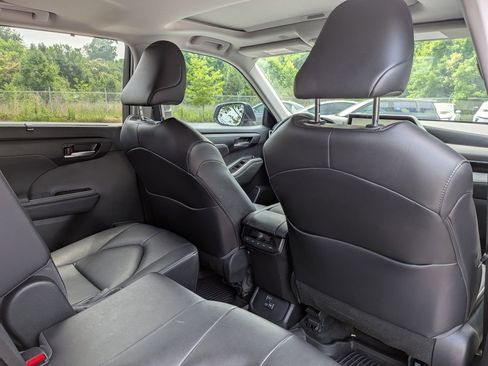 Used 2023 Toyota Highlander XLE FWD image 27