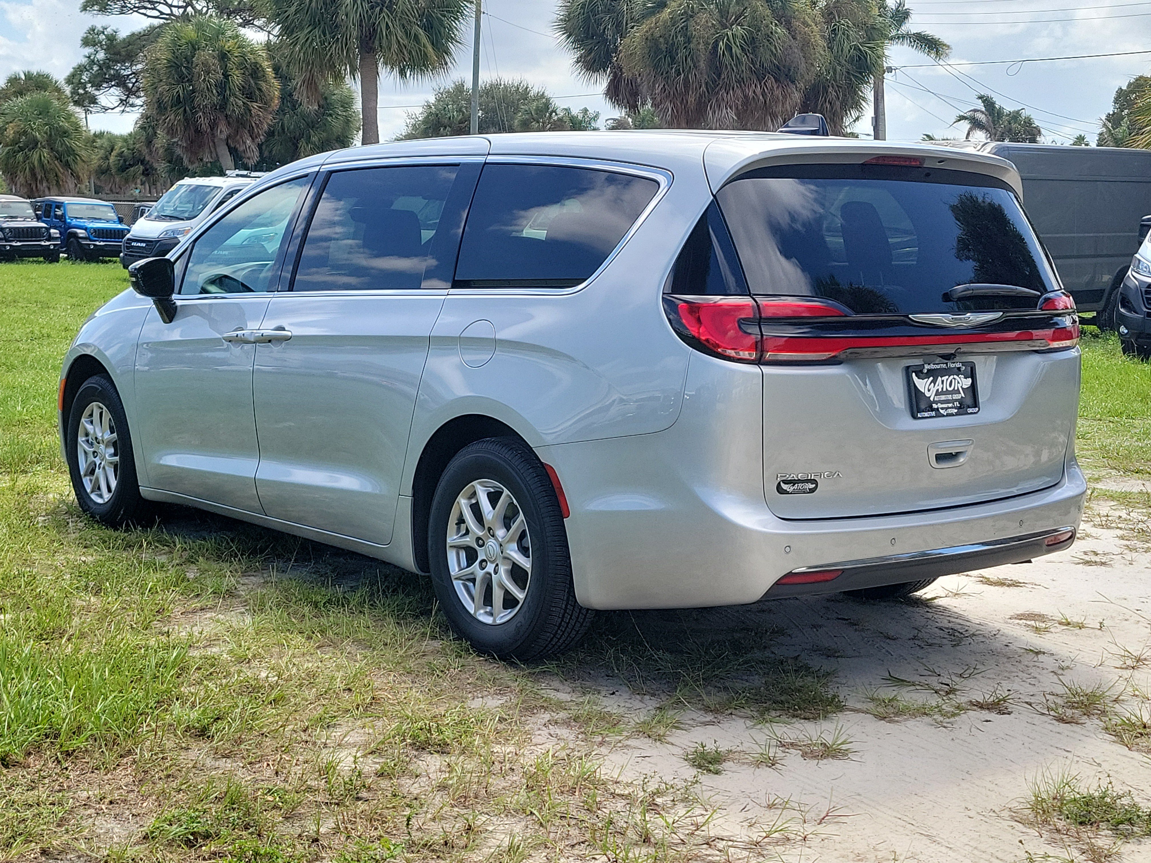Used 2026 Chrysler Pacifica Select FWD image 3