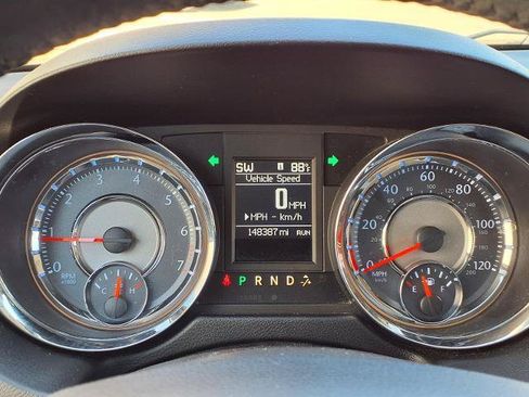 Used 2014 Chrysler Town & Country Touring FWD image 9