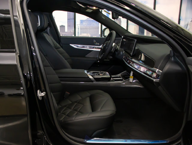 Used 2026 BMW 740i xDrive AWD/4WD image 21