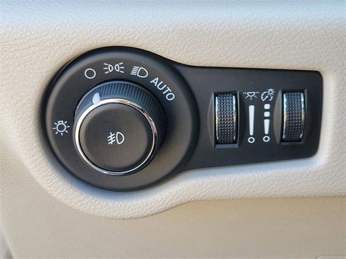 Used 2024 Chrysler Pacifica Touring-L image 27