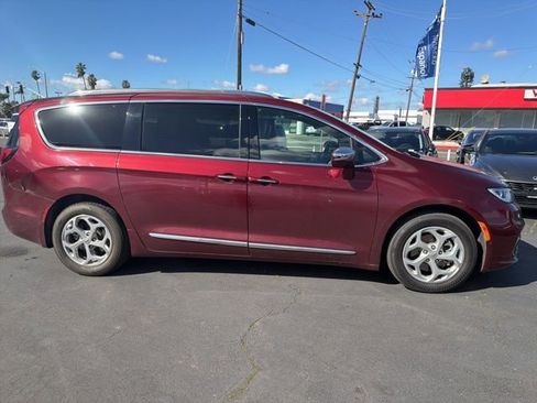 Used 2021 Chrysler Pacifica Limited w/ Uconnect Theater Family Group image 4