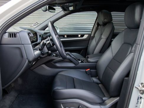 Certified 2026 Porsche Cayenne AWD/4WD image 5