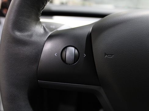 Used 2021 Tesla Model Y Long Range image 21