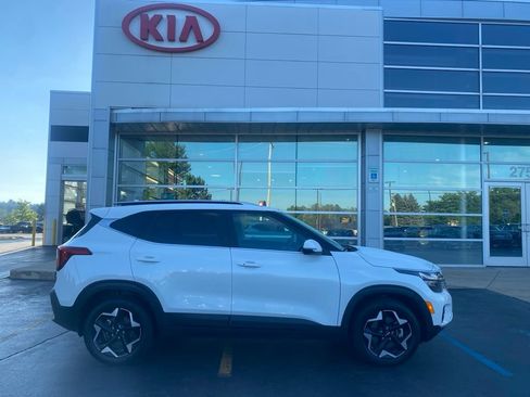 Used 2024 Kia Seltos EX AWD/4WD image 2