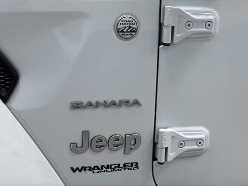 Used 2022 Jeep Wrangler Unlimited Sahara AWD/4WD image 35