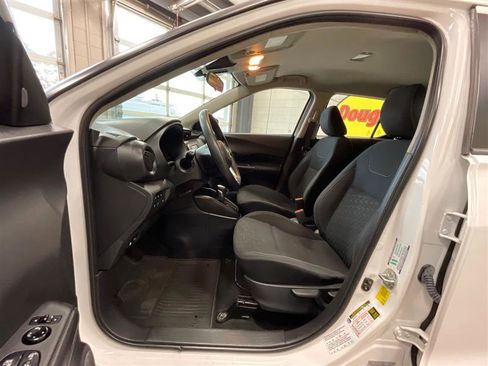 Used 2022 Nissan Kicks S image 13