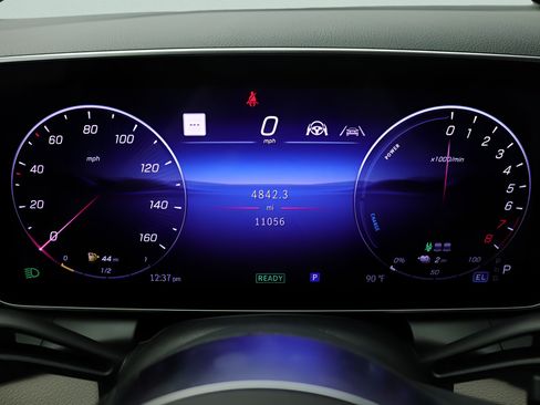 Used 2025 Mercedes-Benz GLC 350e 4MATIC image 11