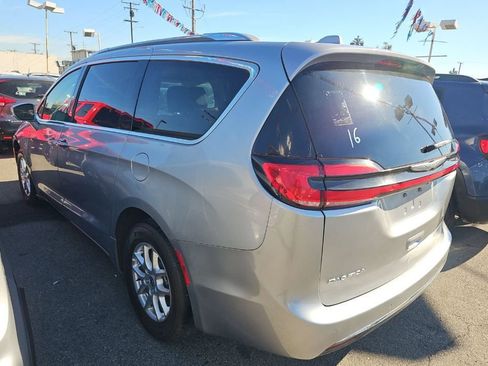 Used 2021 Chrysler Pacifica Touring-L image 4