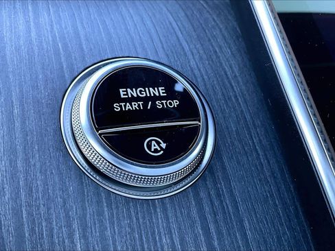 Used 2025 Mercedes-Benz GLC 300 4MATIC image 33