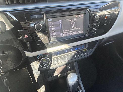 Used 2015 Toyota Corolla LE image 11