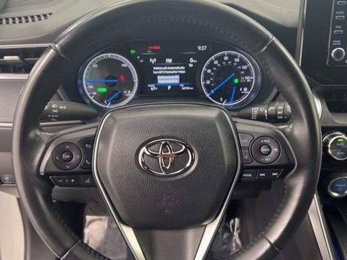 Used 2022 Toyota Venza XLE image 10