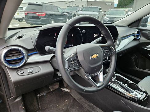 Used 2025 Chevrolet Trax LT w/ LT Convenience Package image 9