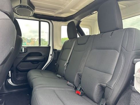 Used 2020 Jeep Wrangler Unlimited Sahara AWD/4WD image 25