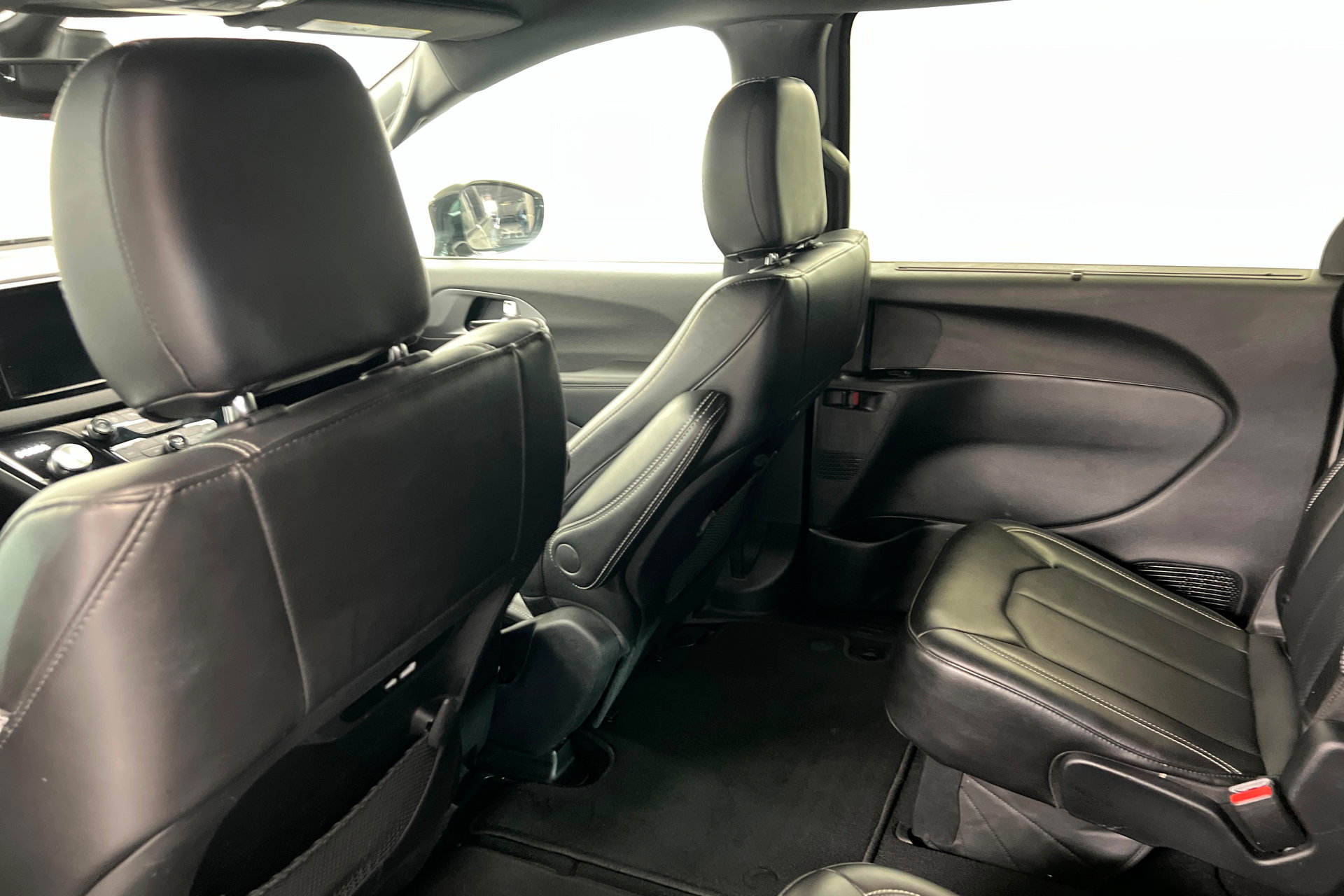 Used 2025 Chrysler Pacifica Select FWD image 19