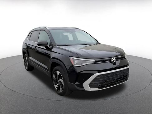 Used 2025 Volkswagen Taos SE image 3