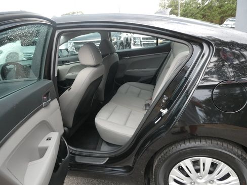 Used 2017 Hyundai Elantra SE FWD image 25