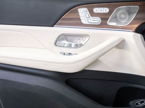 Used 2025 Mercedes-Benz GLE 450e 4MATIC image 6