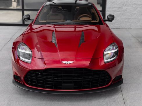 Used 2025 Aston Martin Vanquish image 4