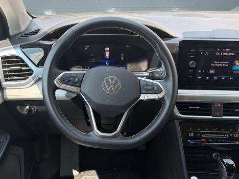 Used 2025 Volkswagen Taos SE FWD image 11