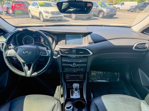Used 2018 INFINITI QX30 Premium w/ Navigation Package AWD/4WD image 7