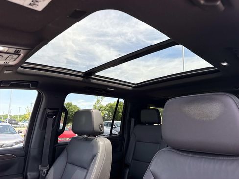 Used 2022 Chevrolet Suburban LT w/ LT Signature Plus Package AWD/4WD image 9