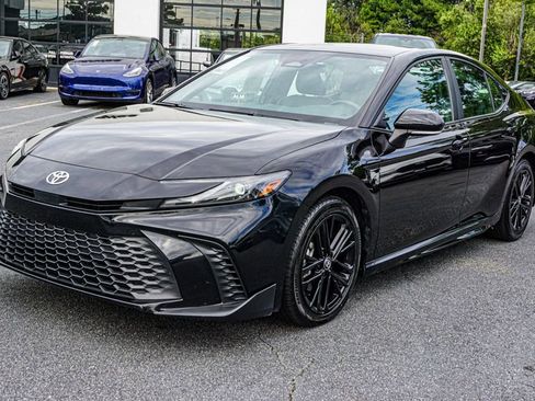 Used 2025 Toyota Camry SE image 2