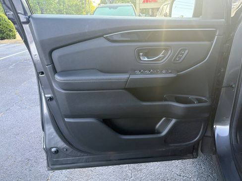 Used 2025 Honda Pilot Touring image 8