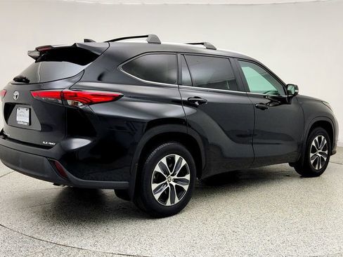 Used 2023 Toyota Highlander XLE image 5