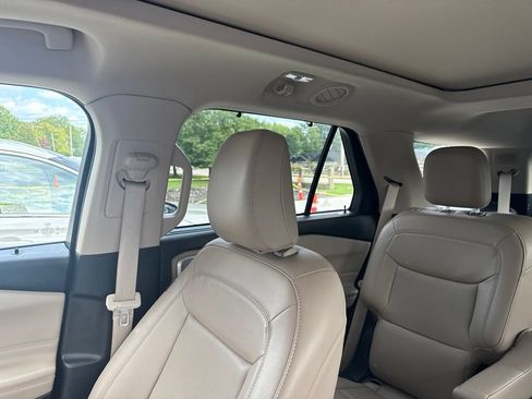 Used 2022 Ford Explorer Limited w/ Equipment Group 301A AWD/4WD image 28