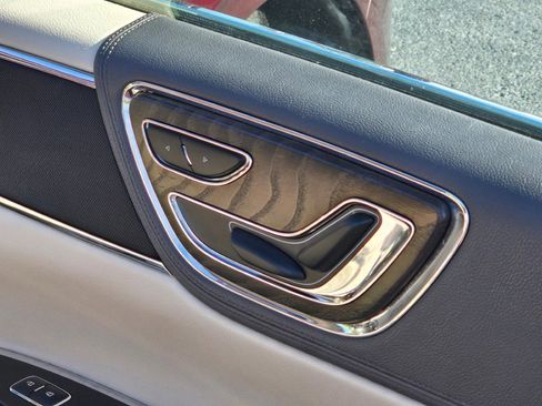 Used 2017 Lincoln Continental Select w/ Climate Package image 7