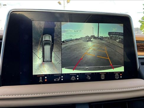 Used 2023 Chevrolet Suburban Premier w/ Advanced Technology Package AWD/4WD image 14