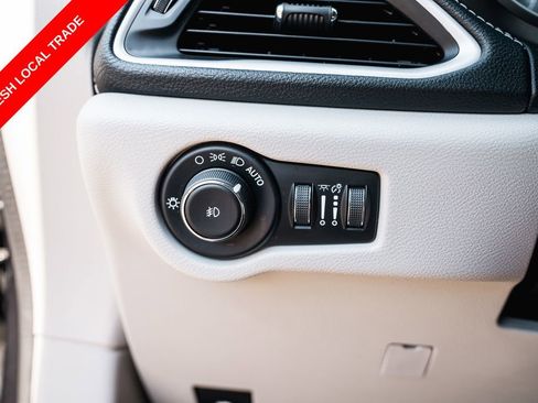 Used 2023 Chrysler Pacifica Touring-L FWD image 14