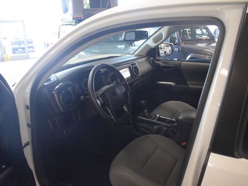 Used 2017 Toyota Tacoma SR5 RWD image 48