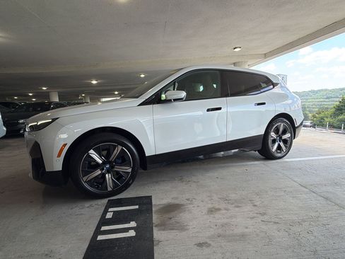 Used 2024 BMW iX xDrive50 w/ Premium Package AWD/4WD image 10