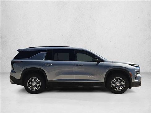 Used 2024 Chevrolet Traverse LT FWD image 4