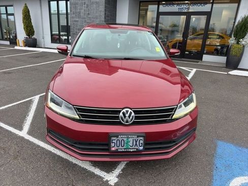 Used 2017 Volkswagen Jetta SE image 2