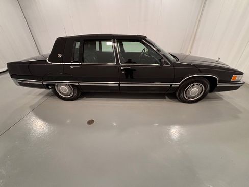 Used 1993 Cadillac Fleetwood Sedan image 4