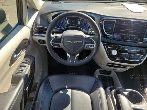 Used 2023 Chrysler Pacifica Touring-L FWD image 15