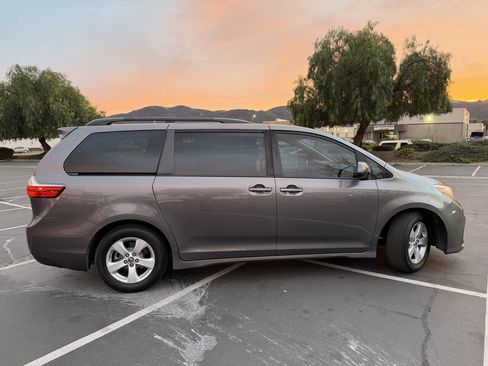 Used 2020 Toyota Sienna LE image 6