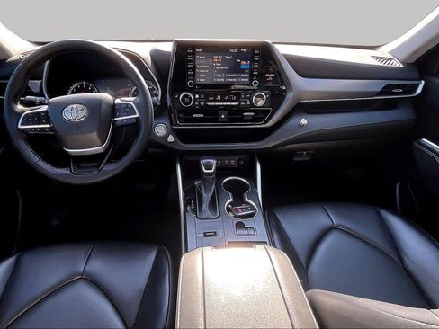 Used 2022 Toyota Highlander XLE FWD image 16