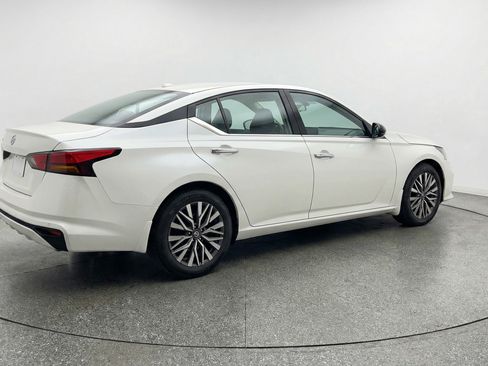 Used 2025 Nissan Altima 2.5 SV image 9