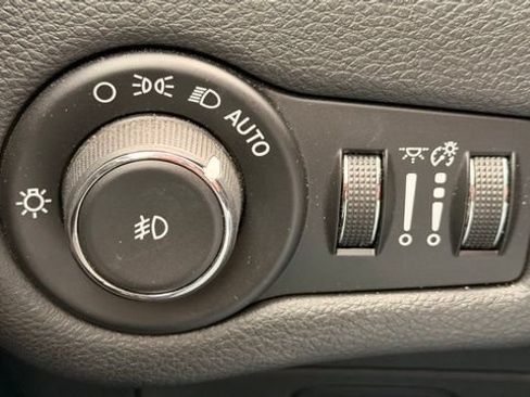 Used 2015 Jeep Cherokee Latitude FWD image 25