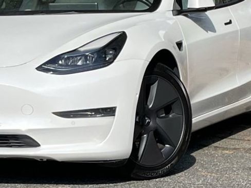 Used 2022 Tesla Model 3 Standard Range image 2
