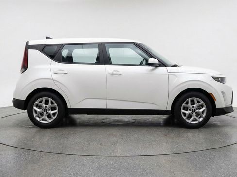 Used 2025 Kia Soul LX w/ LX Technology Package FWD image 11