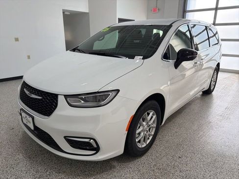 New 2026 Chrysler Pacifica Select image 7