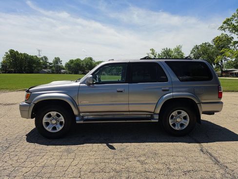 Used 2002 Toyota 4Runner SR5 AWD/4WD image 3
